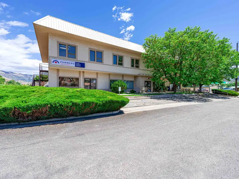 Two-story Commercial Investment Property in Downtown Parachute with 6%+ Cap Rate