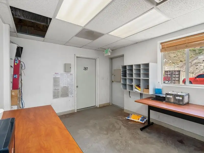 Well-maintained Commercial Property with Global Tenant and 6.8% Cap Rate on 5.71 Acres