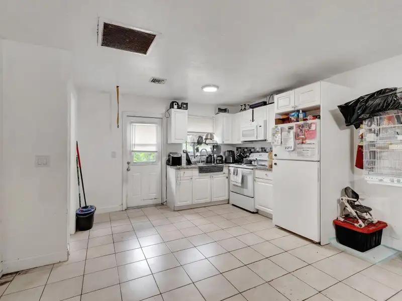 Well-maintained 6-unit Multifamily Property in South Florida with Value-add Potential