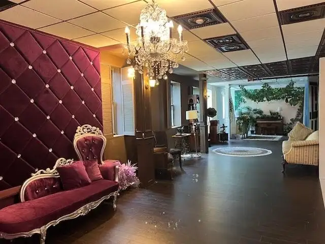 Spacious 1,800 Sq Ft Commercial Studio in Floral Park Village with Utilities Included