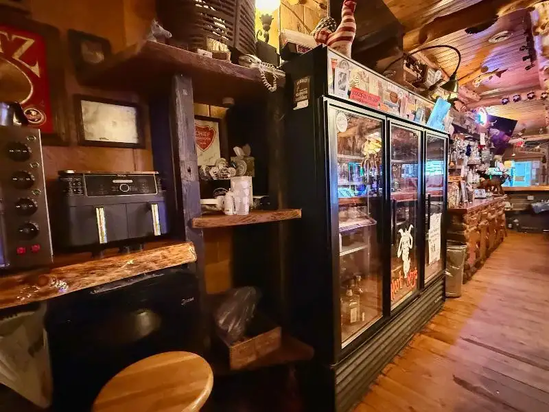 Turnkey Lodge-style Investment Opportunity in Berlin with Unique Interior and Bar