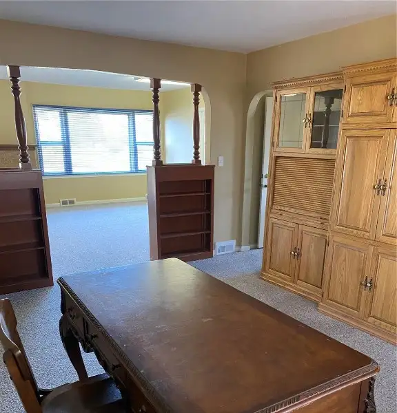 Commercial Cottage Space in Lindale Mall - Ideal for Small Business with Utilities Included