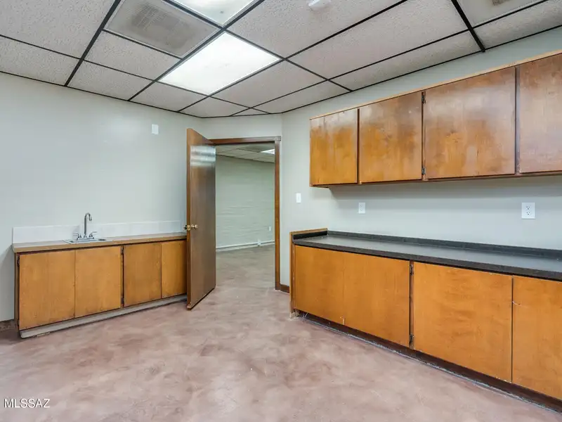 2,975 Sqft Office Space for Sale in Prime Broadway and Wilmot Location with Parking Lot
