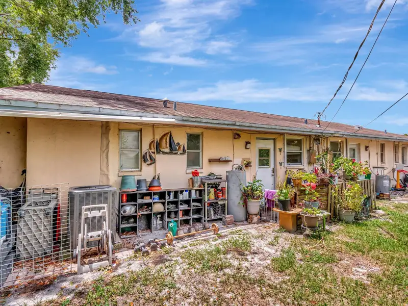Well-maintained 6-unit Multifamily Property in South Florida with Value-add Potential