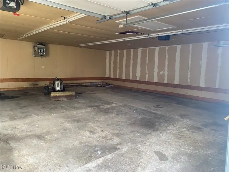 Commercial Garage Space in Canton City - 992 Sq Ft with Dual Garage Doors