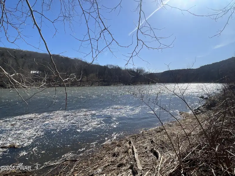 Versatile 948 Sq Ft Commercial Space for Lease in Lackawaxen with River Access