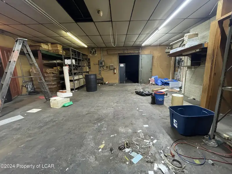 Commercial Building with Office and Garage Space in Prime Location