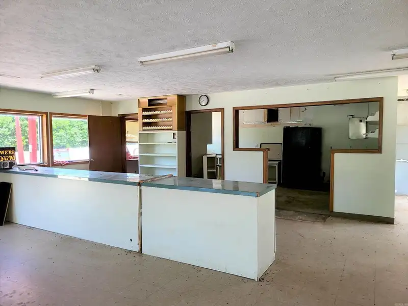 Commercial Property with Highway Frontage, Multiple Buildings, and 6 Acres in St. Joe
