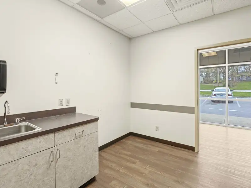 Multi-tenant Retail/office Space for Lease in Highland, in with Flexible Layout Options
