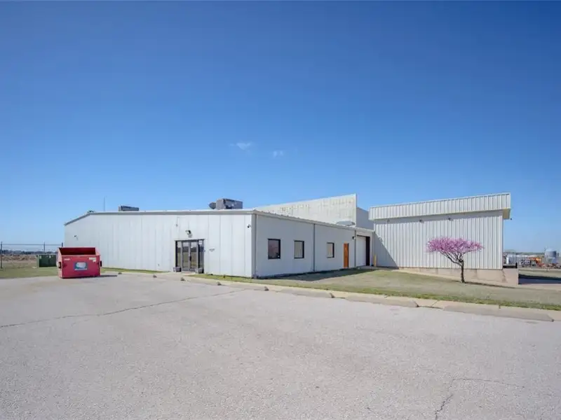 17,000 Sq Ft Versatile Industrial Facility on 402 Acres Near Oklahoma City