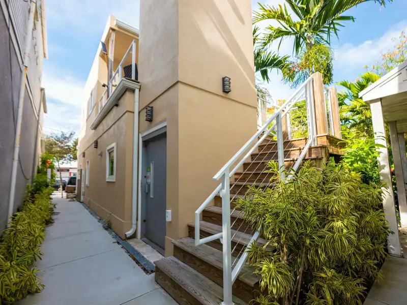 Mixed-use Compound with Residential and Commercial Units in Key West, Built 2021