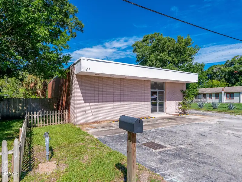 Former Post Office Commercial Building with Yard Space in Prime Location