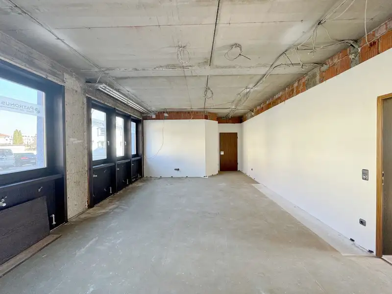 Versatile Commercial Unit for Sale in Central Landshut with Parking and Outdoor Space