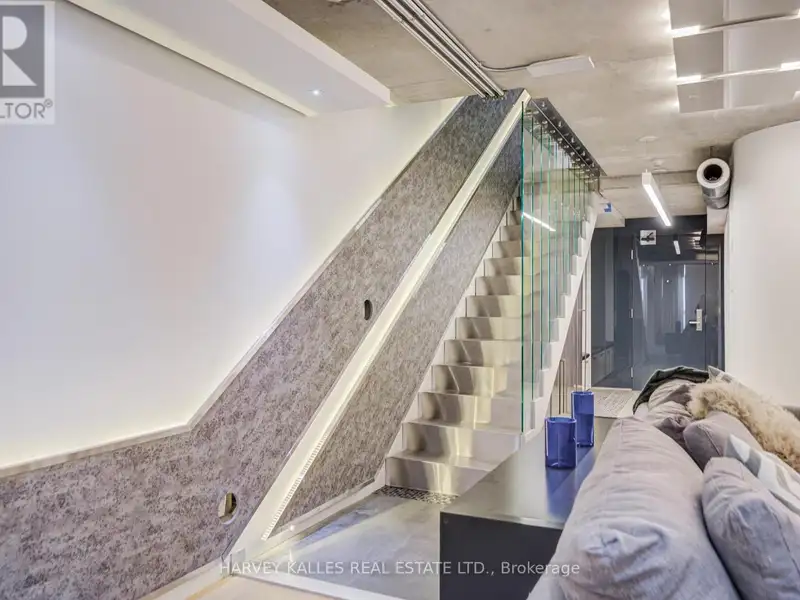 Executive Urban Townhome in King West with Private Entrance and Premium Amenities