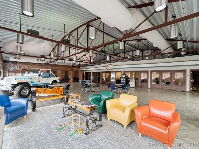 Historic Multi-use Building on Main Street, Bristol - Route 66 Landmark with Renovations