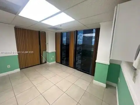 Spacious Corner Medical Office Unit in Central Hialeah – 2,552 Sq Ft