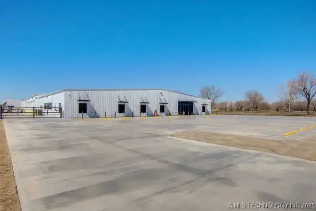 Modern Office/warehouse for Lease in Commercial General Zone - 22,080 Sf Total Space