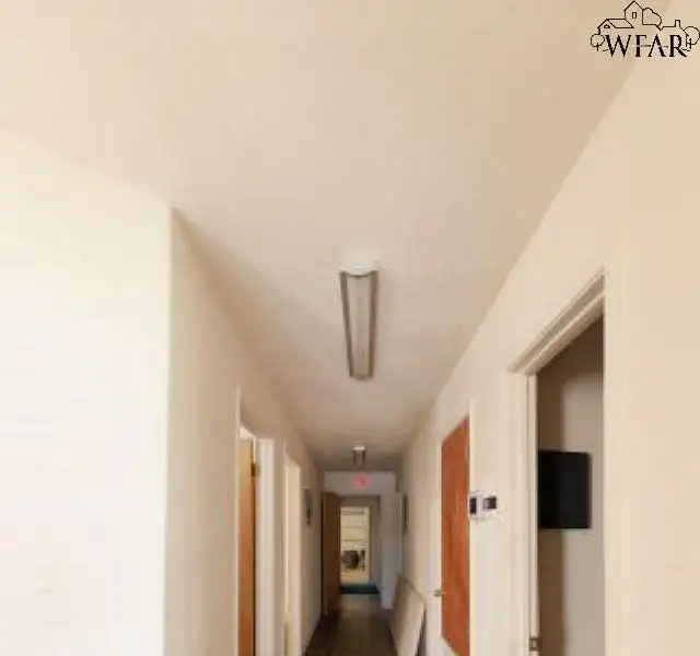 Commercial Building with Office and Warehouse Space in Prime Location