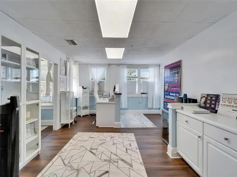 Office Suites in Hyde Park with Conference Rooms and Ample Parking