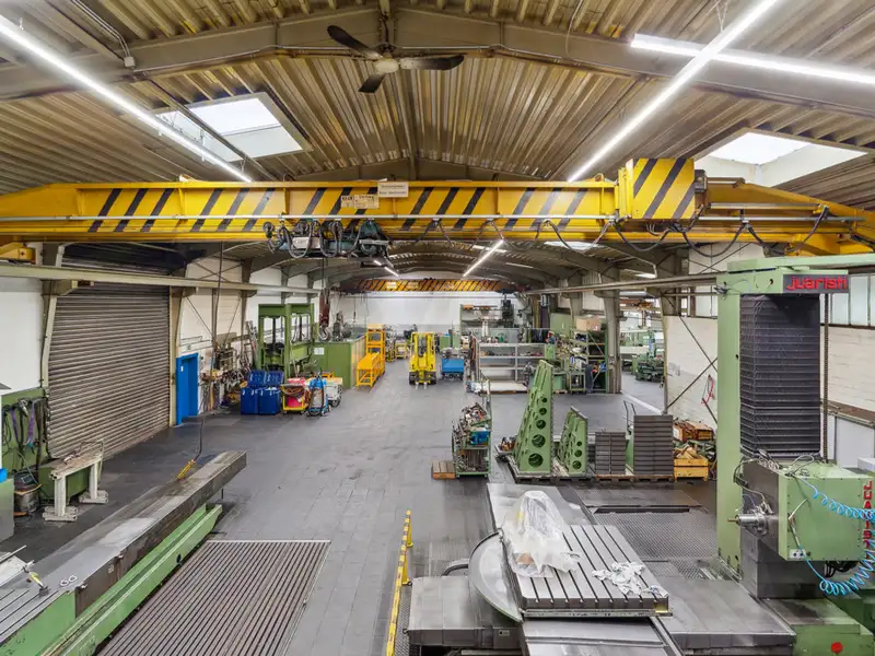 Spacious Industrial Hall for Sale on 4691 M² Leasehold Plot with Renovation Potential