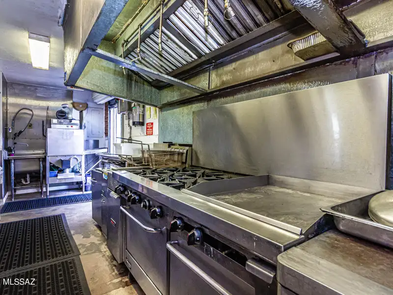 Commercial Building in Sonoita with Equipped Kitchen and Solar Panels