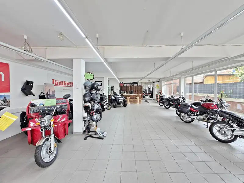 First Floor Commercial Space in Hille with Showroom, Workshop, and Office Areas