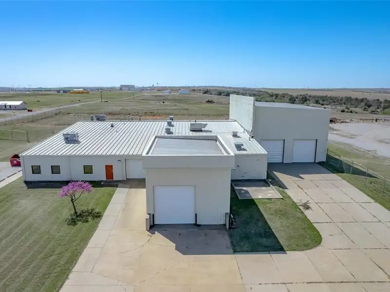 17,000 Sq Ft Versatile Industrial Facility on 402 Acres Near Oklahoma City