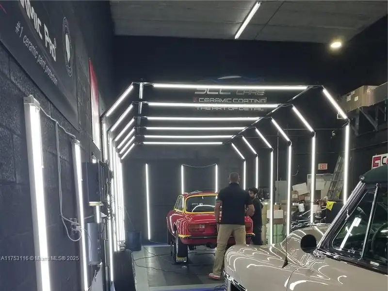 Established Auto Detailing Business with Expansion Potential in High Traffic Location