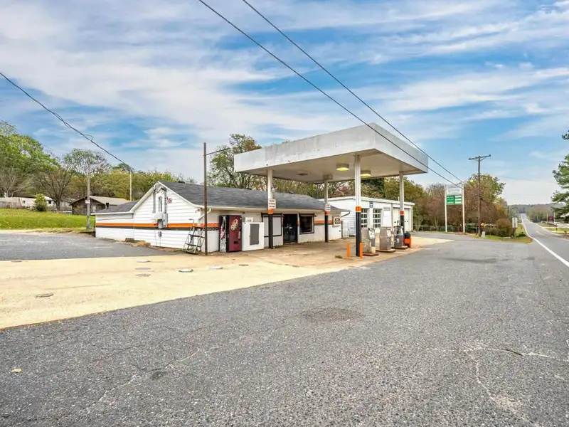 Commercial Property with 2 Buildings and Highway Frontage in Magnet Cove