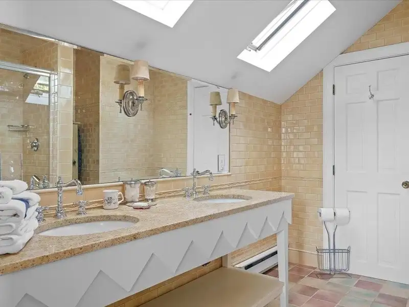 Distinctive Victorian Guest House in Jamestown with 7 Ensuite Bedrooms and Water Views
