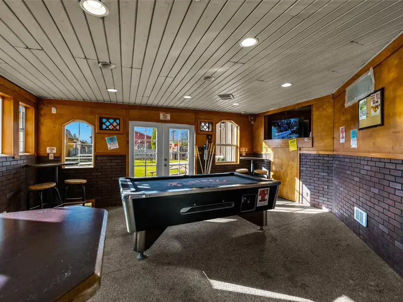 Historic Del's Bar & Grill: Profitable Lakeside Business in Somers, Mt with Liquor License