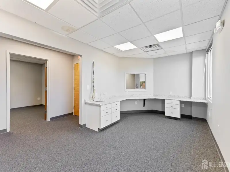 Prime 3,900 Sf Office Space for Lease in Middlesex County's Professional Complex