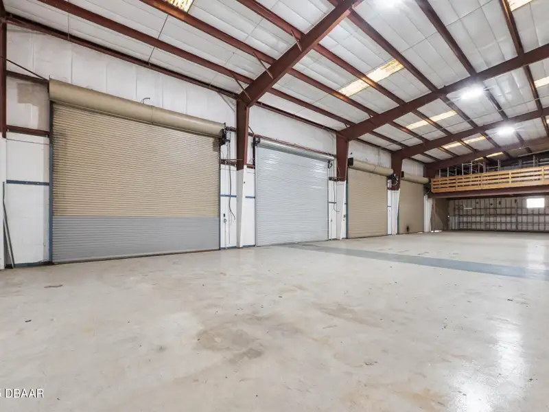 Flexible Commercial Lease: 19,000 Sq Ft Available in Prime Location