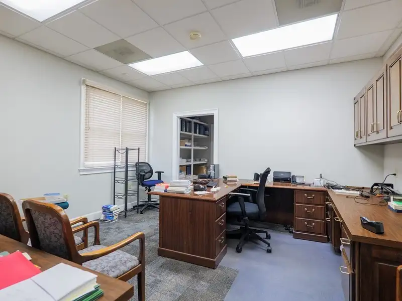 Executive Office Building in Loch Winn Business Park, Valdosta - Renovated with Ample Space