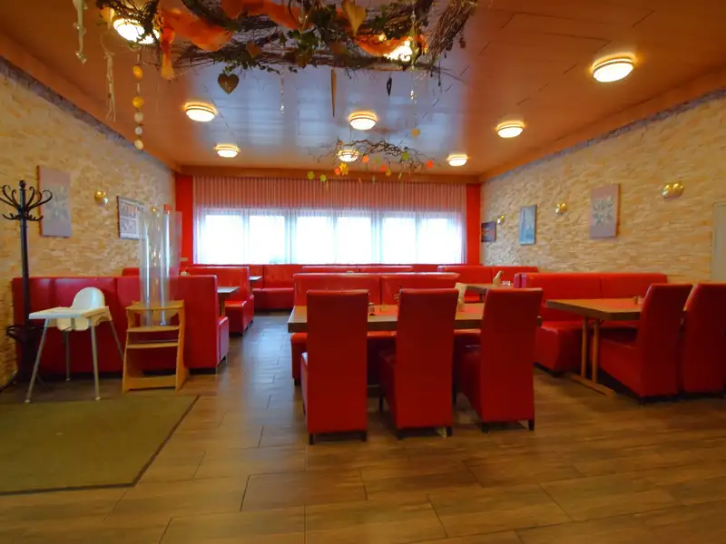 Restaurant and Guest Accommodation with Owner's Apartment in Modernized Facility