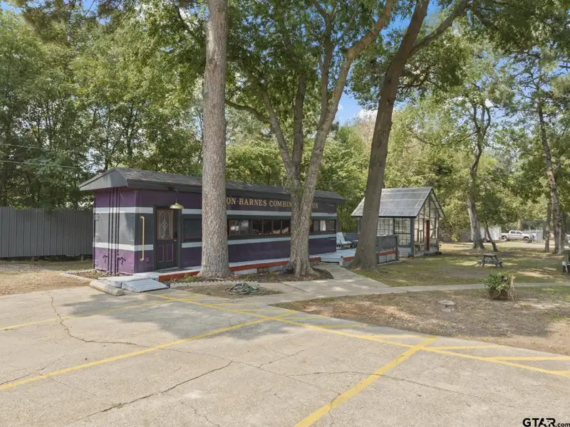 Historic Downtown Pittsburg Bed and Breakfast with 6 Ensuites and Unique Train Car Suite