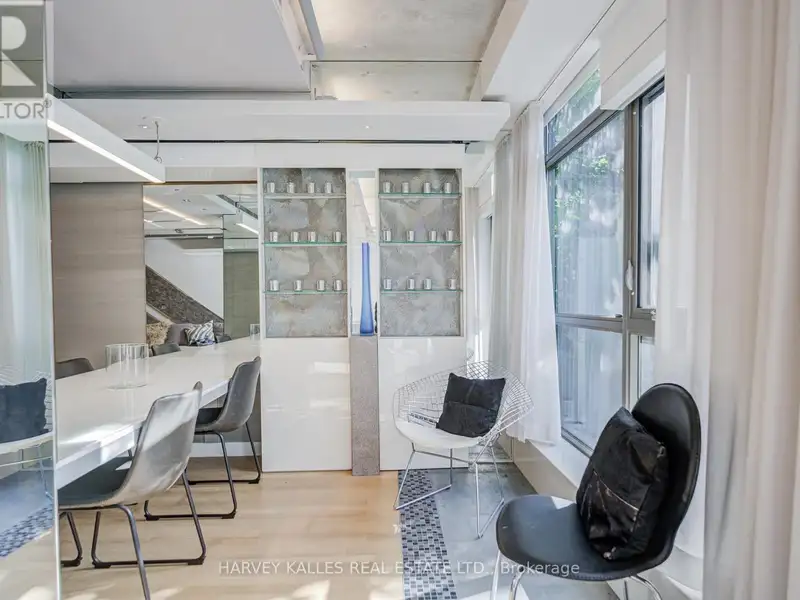 Executive Urban Townhome in King West with Private Entrance and Premium Amenities