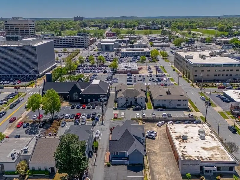 Remodeled Commercial Building Near I-630, Downtown Little Rock – Ideal for Office or Apartment