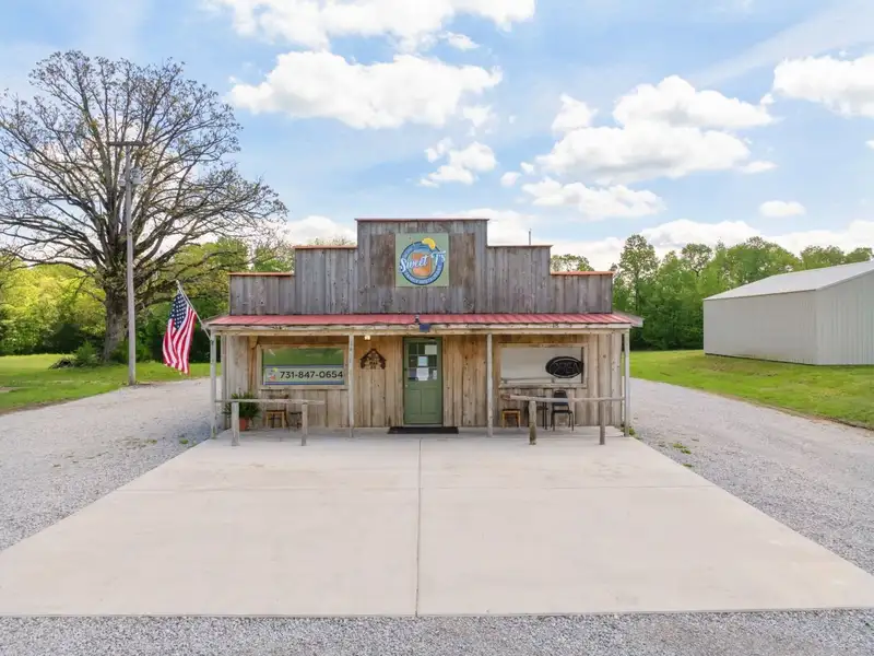 Commercial Restaurant on 3.4 Acres in Parsons, Tn with Highway Frontage and Modern Amenities