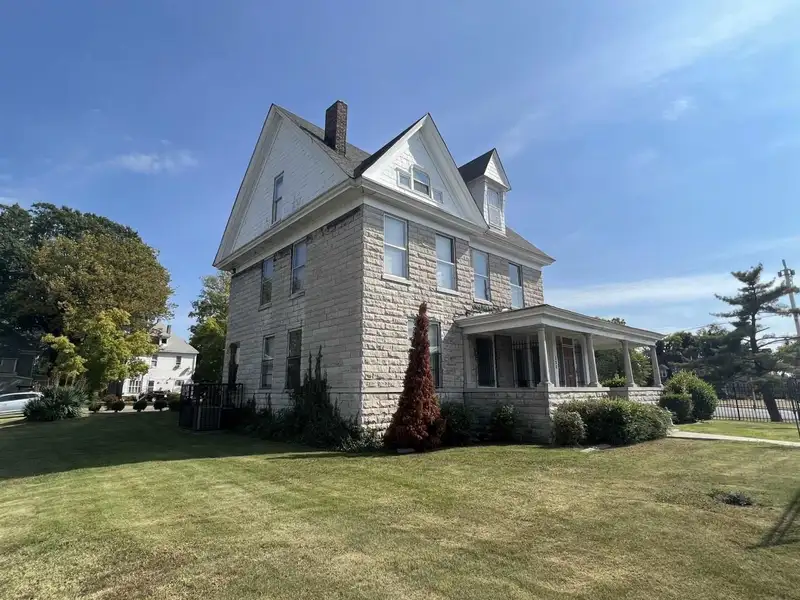 Office Building with Development Potential in Medical Center/midtown Area on 0.71 Acres