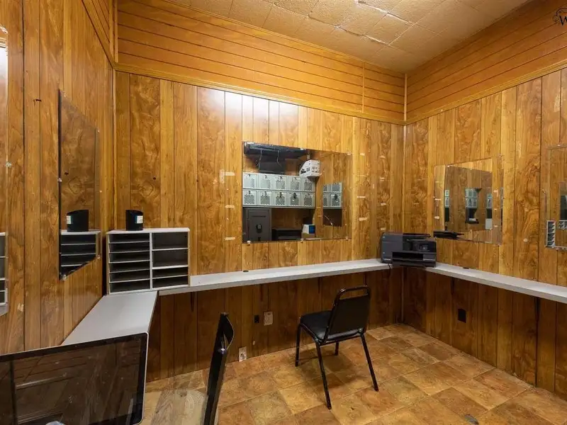 Prime Restaurant/bar on 1.24 Acres with Ample Parking and Outdoor Dining