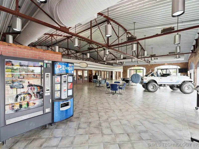 Historic Multi-use Building on Main Street, Bristol - Route 66 Landmark with Renovations