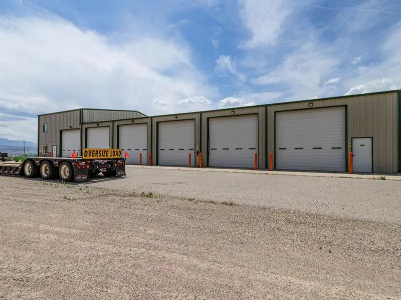 Well-maintained Commercial Property with Global Tenant and 6.8% Cap Rate on 5.71 Acres