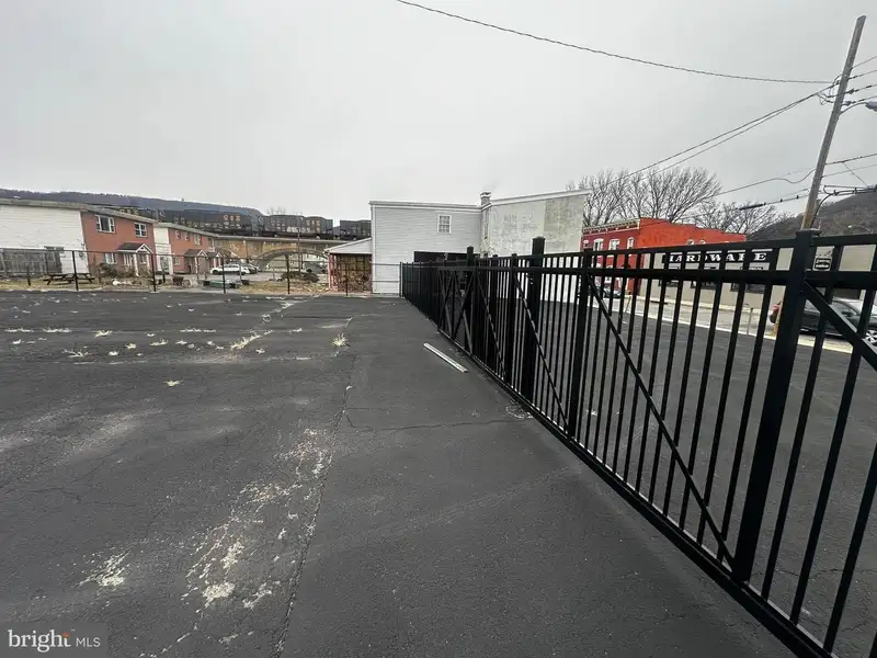 Single-story Commercial Building with Parking and Fenced Lot in Prime Location