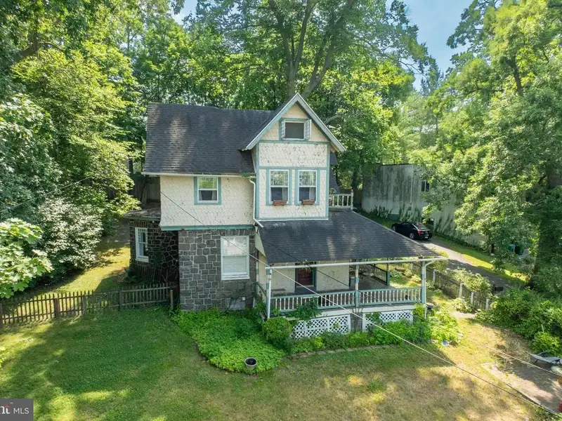 Mixed-use Property in Wayne, Pa: Salon with 1-bedroom Apartment Above
