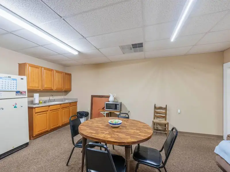 Commercial Property with Showroom and Warehouses on Us Hwy 100 W