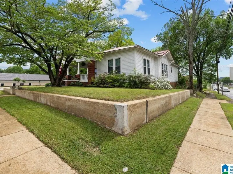 Renovated B-3 Zoned Home in High Traffic Area, Ideal for Air B&b or Event Rentals