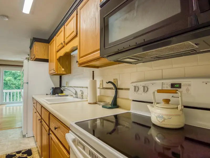 Fully Renovated Inn with 13 Guest Rooms on 5.52 Acres in White Mountains, Nh