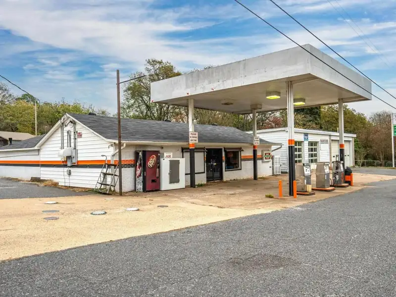Commercial Property with 2 Buildings and Highway Frontage in Magnet Cove