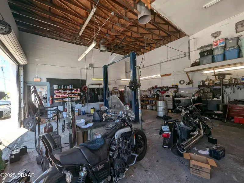 Freestanding Auto Repair Building on High Traffic Corner Lot in Mason Avenue